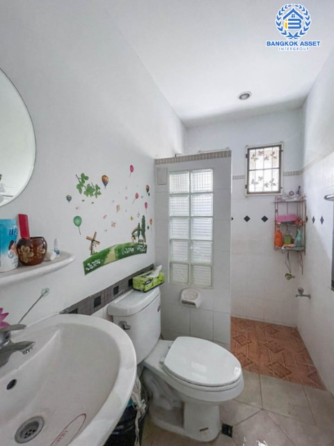 *****บ้านเดี่ยวมือสอง ทำเลใกล้สนามบินดอนเมือง ม.กฤษณา แจ้งวัฒนะ-ดอนเมือง หลังใหญ่พื้นที่ใช้สอย 180 ตร.ม. ฟังก์ชัน 3 ห้องนอน 3 ห้องน้ำ 2 ที่จอดรถ แถมฟรี !! เครื่องปรับอากาศ 2 เครื่อง และเครื่องทำน้ำอุ่น 2 เครื่อง ทำเลดี เชื่อมสู่ใจกลางเมืองได้อย่างสะดวกสบาย ใกล้ทางด่วนศรีสมาน